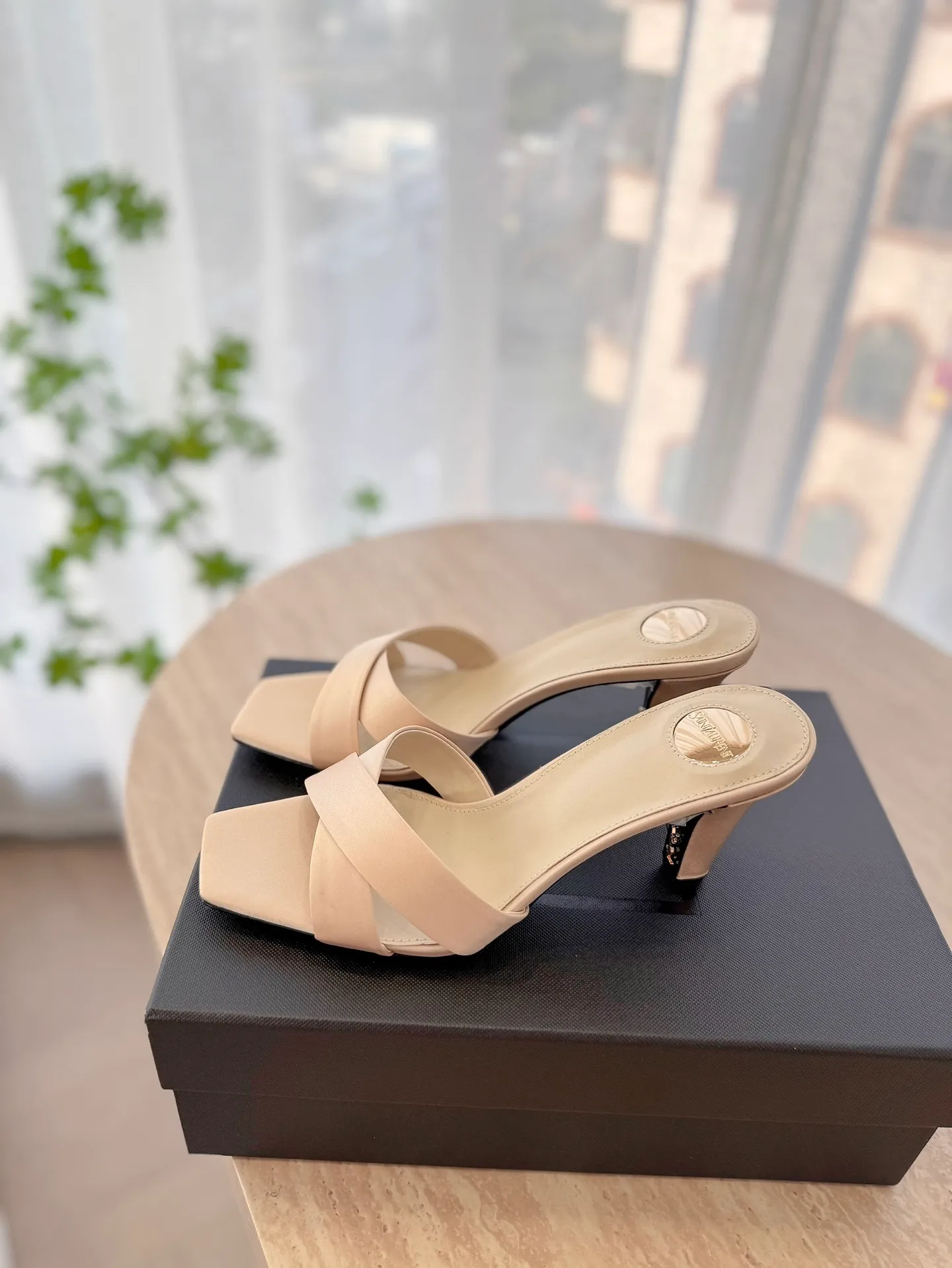 👟👟Ex-factory price 560👟👟 High version "SAINT LAUREN*" Saint Laurent ysl 25ss/new spring and summer catwalk model with large rhinestone high heels and sandals. Only YSL understands women's hearts best and does not accept refutation. It is a super invincible feminine artifact and a must-have for women (z-product full-body customization, own molded hardware accessories, perfect consistency). Compare the differences between pictures and goods on the market. ✔Upper: Customized imported silk ✔Lining: Imported 🐑Sheep leather ✔Sole: Imported genuine leather outsole ✔Heel height: 8cm ✔Number of yards: 35-39 (40, 41, 42 can be customized and non-returnable) (Full set of packaging)